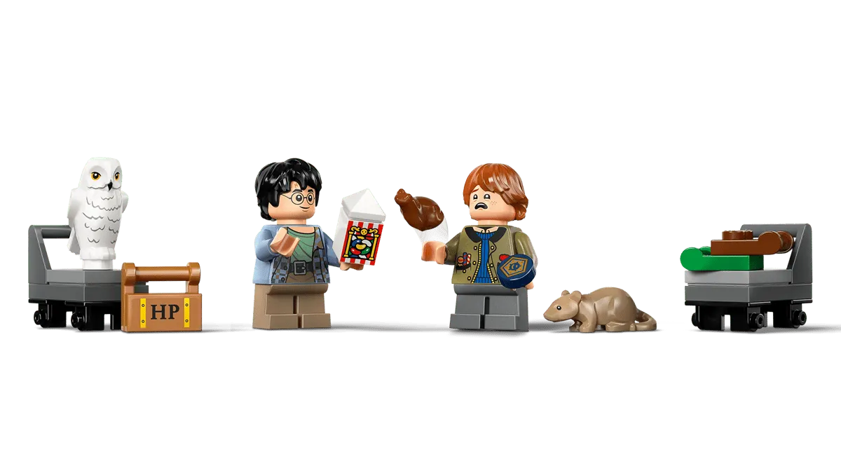 Close-up of minifigures and accessories.
