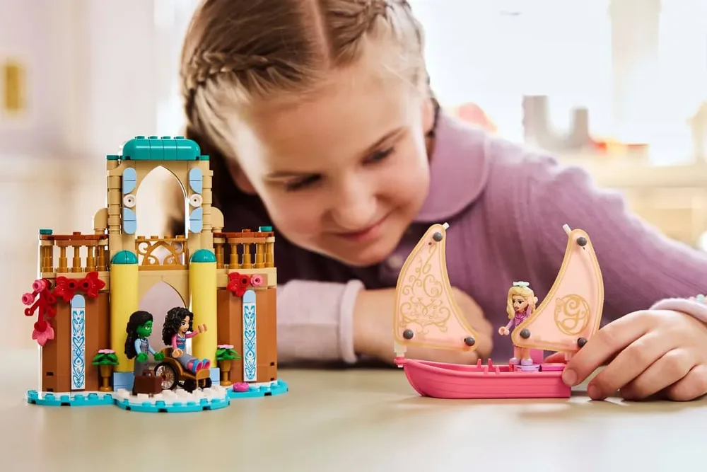 Child playing with Shiz set.