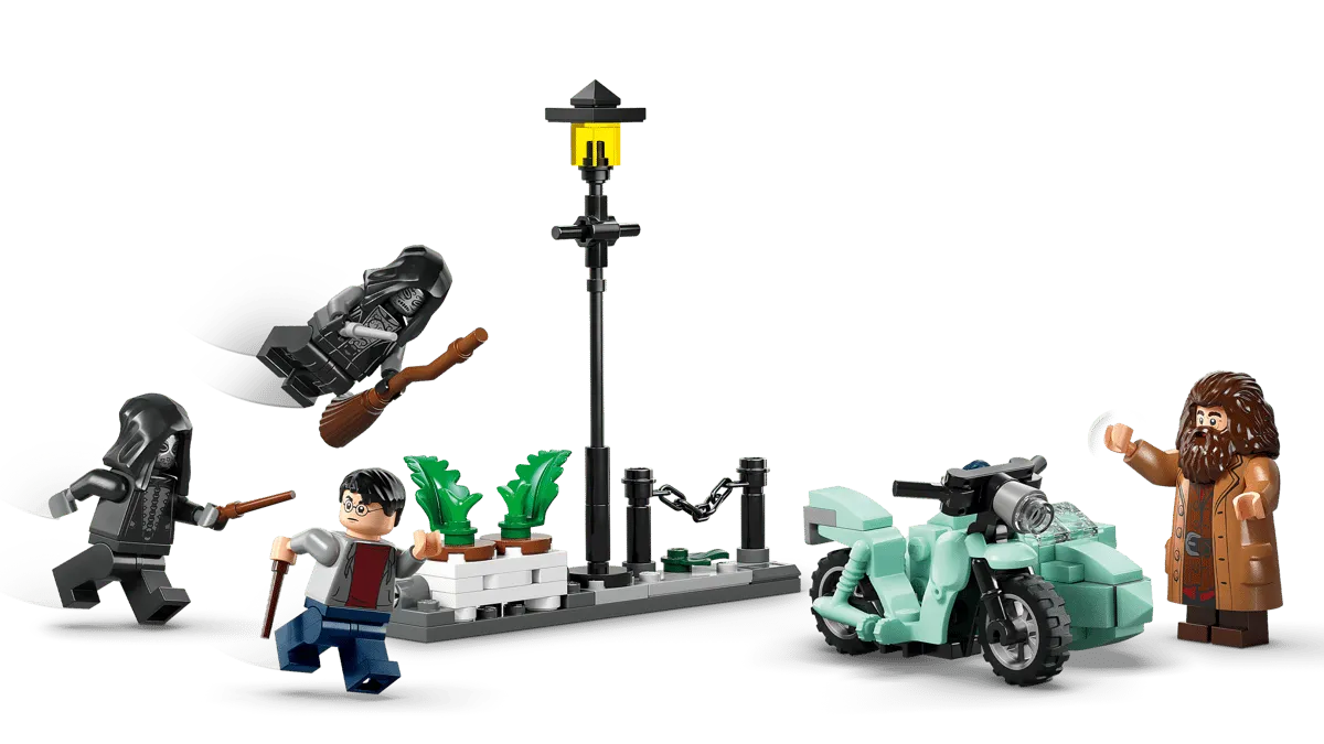 Harry, Death Eaters, Hagrid, streetlamp action.