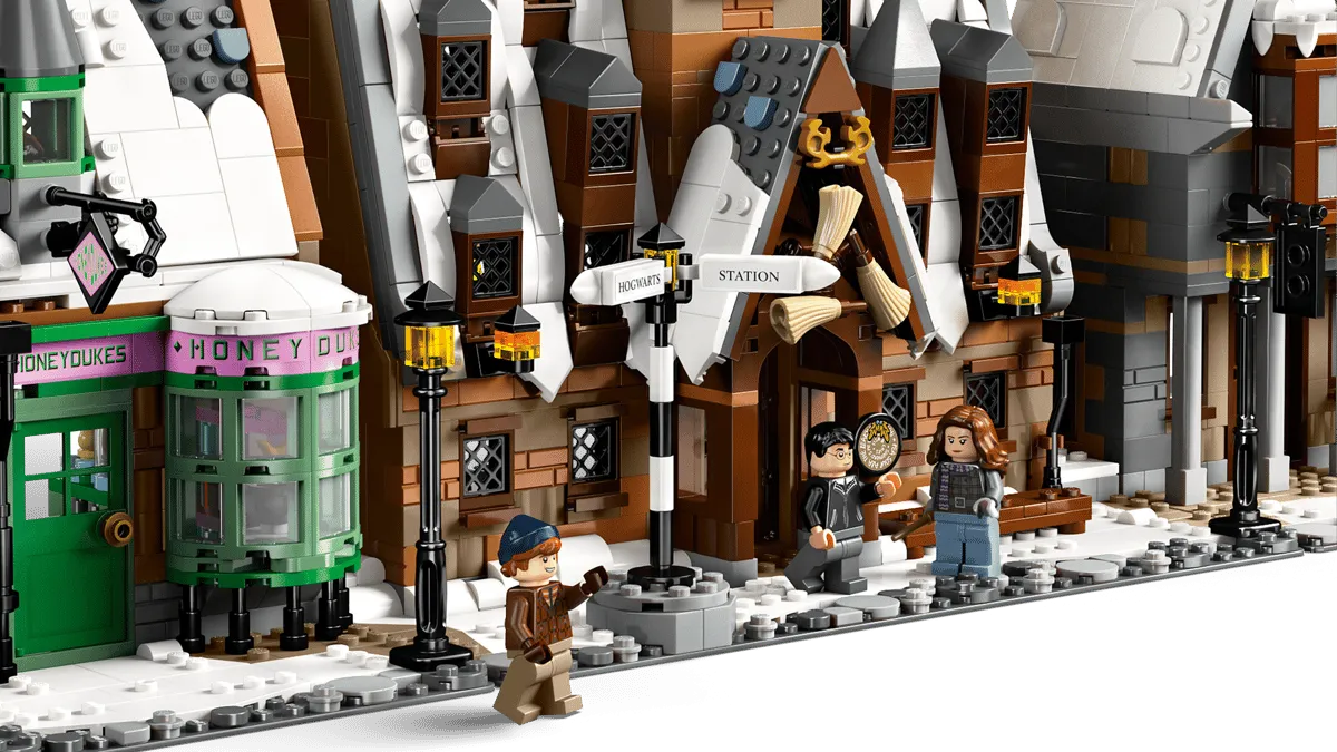 Close-up of street scene and minifigures.