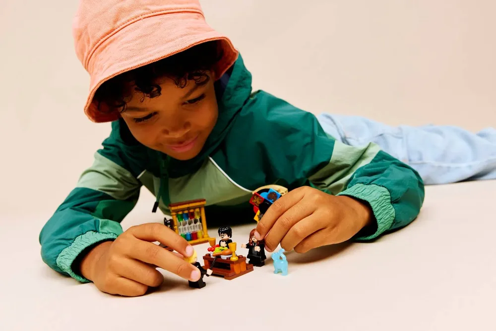 Child playing with 76460.
