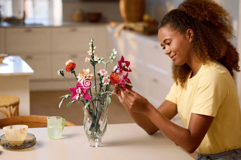 Arranging the bouquet.